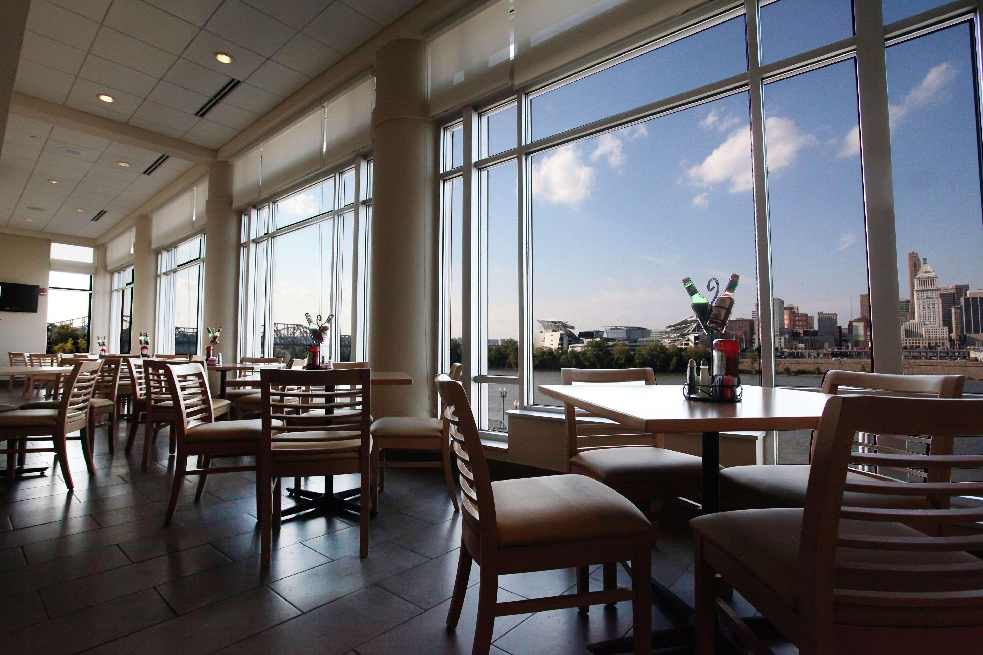Embassy Suites Cincinnati - Rivercenter Covington Restaurant photo